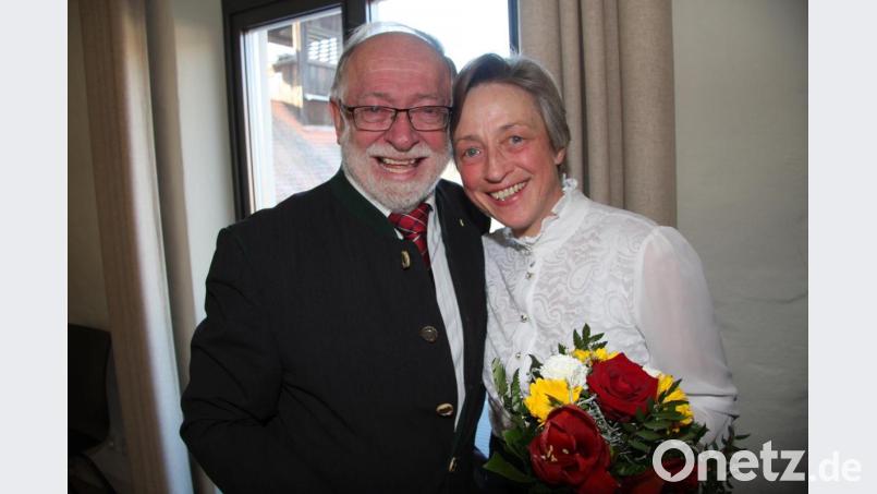 Herbert Bauer hatte zum letzten Mal zum Neujahrsempfang geladen. Der Bürgermeister überlässt bei den Kommunalwahlen sein Amt einem Nachfolger. Als Dankeschön dafür, dass sie ihm stets den Rücken stärkte, schenkte er seiner Frau Hedwig einen Blumenstrauß. Bild: wro