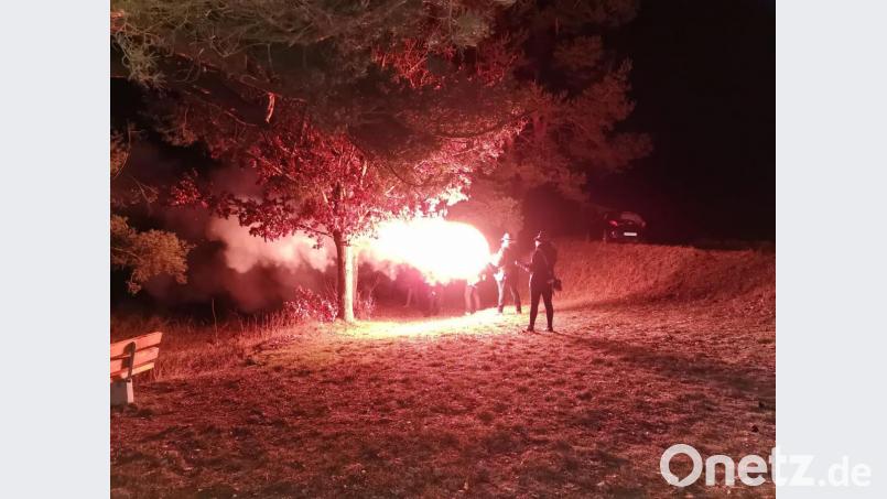Mit beeindruckenden Feuerblumen begrüßte die Böllergruppe von Hubertus das neue Jahr. Bild: gz