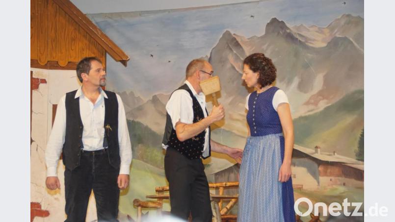 Mit dem Bierschlegel zeigt Ägidius (Sepp Schneider) seiner Philomena (Monika Ferstl) wer künftig Herr im Haus ist. Bild: mmj