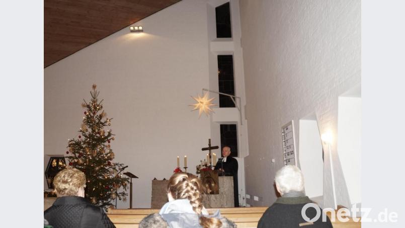 Von Kerzen und Christbaum besonders hell erleuchtet ist die zum Ende des Jahres frisch gestrichene Auferstehungskirche. Bild: weu