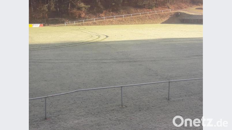 Ein Auto hat bei der Fahrt über den Sportplatz des SV Etzelwang einen Schaden in Höhe von rund 1000 Euro angerichtet. Bild: Polizei