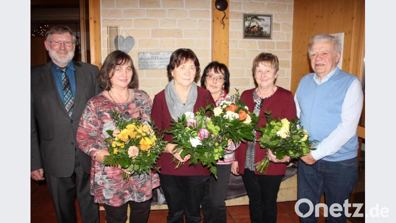 Bürgermeister Josef Schmidkonz (links) verabschiedete langjährige Mitarbeiter: (von rechts) Herbert Rath, Ingeborg Scharnagl, Ingrid Haberkorn und Gertrud Schmeller. Angelika Kaiser (2. von links) wurde für 25 Jahre als Gemeindebotin geehrt. Bild: kro