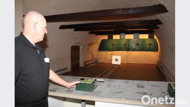 Die Wirtsleute Gertraud und Hans Winderl (vorne) sind von den Vereinen, die sie über Jahrzehnte hinweg fürsorglich betreut haben mit zwei hölzernen Bierkrügen und einer Schießscheibe mit ihrem Haus darauf verabschiedet worden. Bild: frd