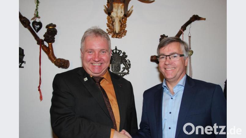 CSU-Vorsitzender Klaus Hernes (rechts) gratuliert Bürgermeister Markus Dollacker zur einstimmigen Nominierung als Bürgermeisterkandidat. Bild: lma