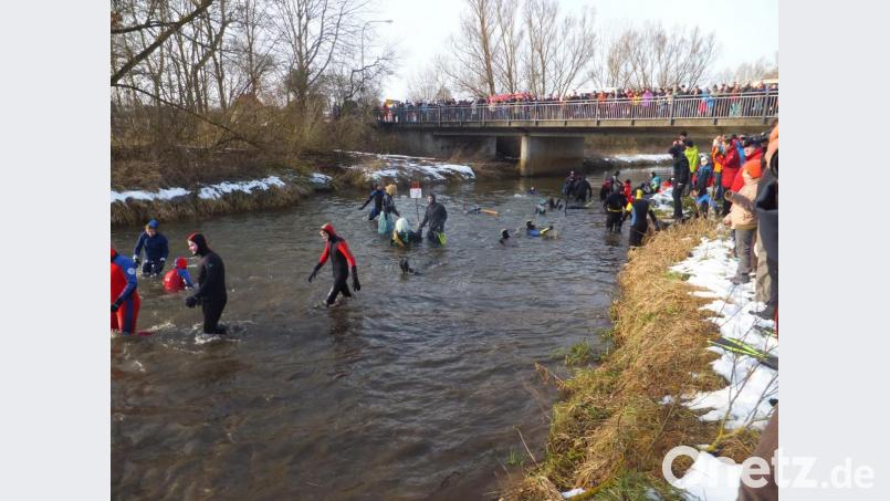 „Ab in das frostige Vergnügen“ heißt es für die tapferen Vilsschwimmer am Dreikönigstag zum 41. Mal. Archivbild: ibj