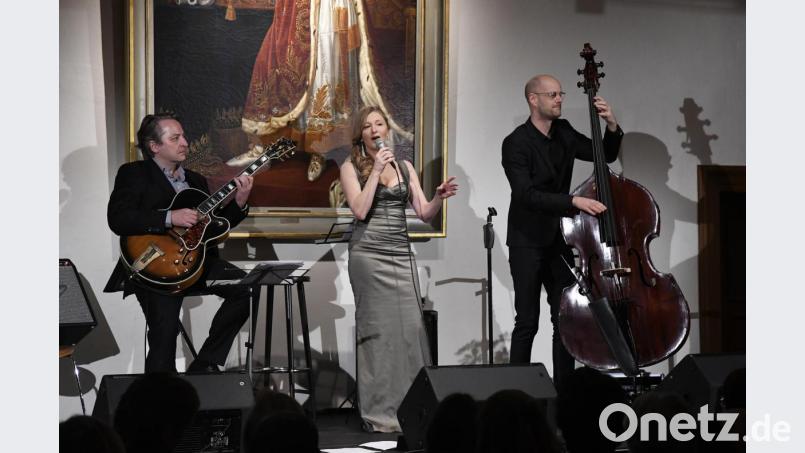 Lisa Wahlandt (Mitte) zeichnet sich nicht nur durch ihre unverwechselbare Stimme aus, sondern auch durch ihre extravagante Eleganz. Zusammen mit Paulo Morello (Gitarre) und Sven Faller (Bass) trat sie im Rathaus auf. Bild: Petra Hartl