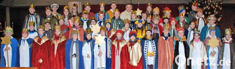 Aufgeteilt in elf Gruppen sandte Pfarrer Eduard Kroher Sternsinger der Pfarrgemeinde Aschach-Raigering aus, damit sie die Glaubensbotschaft von der Geburt Christi überbringen und gleichzeitig für Kinder in Not sammeln. Bild: sche