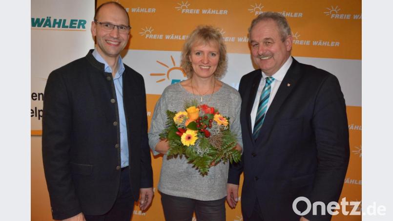 Freie Wähler-Landratskandidat Ely Eibisch (links) gratuliert Johann Burger zur erneuten Nominierung als Bürgermeisterkandidat der Freien Wähler Leonberg. Der 56-jährige vierfache Familienvater will seine Bürgermeistertätigkeit gerne fortsetzen. Für Gattin Katharina gab es einen Blumenstrauß. Bild: jr