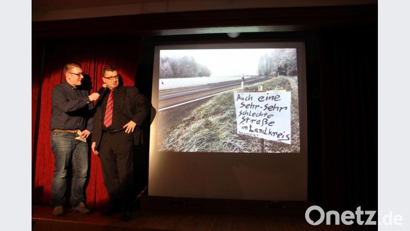 Aufreger nicht nur im Jahr 2019: Der Zustand der Staatsstraße 2399. Bauoberrat Stefan Noll (rechts) stand Rede und Antwort zu den Ausbauplänen. Bild: gri