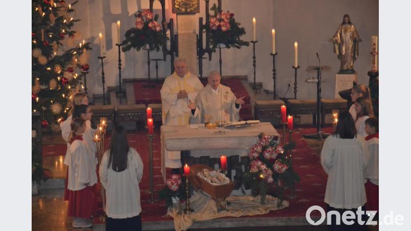 Pfarrer Josef Most hielt mit Diakon Herbert Sturm den Jahresschluss-Gottesdienst in der Pfarrkirche. Bild: gi