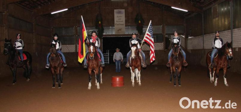 Höhepunkt der Jahresabschlussfeier war die Quadrille in der Reithalle. Bild: wro