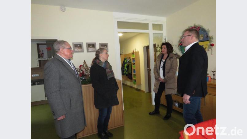 Albert Saller, Präsident des Lions-Club Tirschenreuth (links) und das Ehepaar Silvia und Johann Lemberger von der &quot;Altmugler Sonne&quot; (rechts) informierten sich bei Heimleiterin Hannelore Haberzett (Zweite von links) und übergaben eine 2000-Euro-Spende. Nicht im Bild ist Geschäftsführer Jörg Kulzer vom Möbelhaus Gleißner, der ebenfalls an der Spende beteiligt war. Bild: ubb