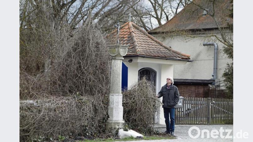Bernhard Frahsek ist der zweite Vorsitzende des „Arbeitskreises für Flur- und Kleindenkmalforschung in der Oberpfalz“. Hier befindet er sich vor einem Ensemble aus Kapelle, Marterl und neuem Gedenkstein in Pielmühle. Bild: wsu