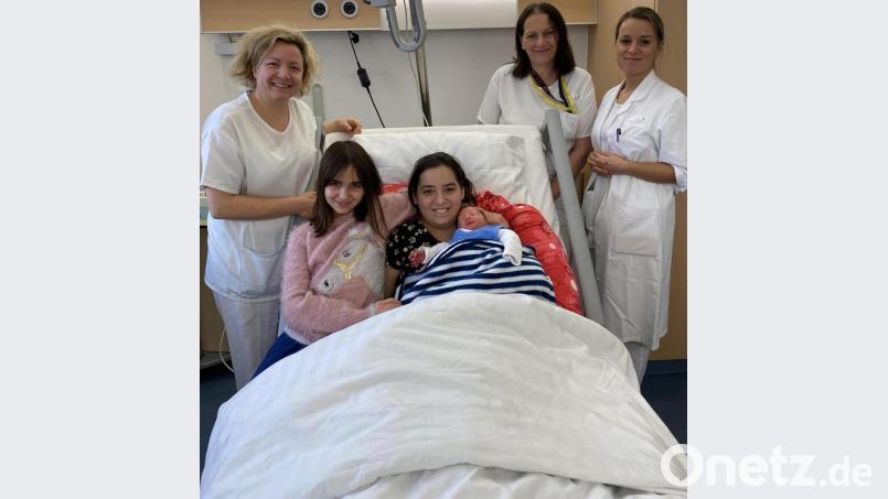 Noah ist das letzte von 1410 Babys des Jahres 2019. Mutter Joanna Hausner und Schwesterchen Janie-Lynn freuen sich mit den Geburtshelfern. Bild: Karin Wilck
