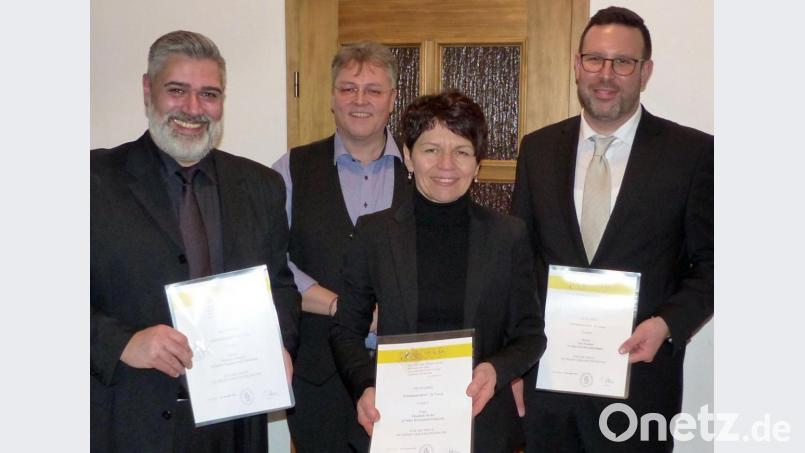 PaterAdrian Kugler gratuliert Matthias Stiegler (links) zu seiner 20-jährigen Tätigkeit als Organist und Chorleiter. Für 20-jährige Zugehörigkeit zum Kirchenchor wird Elisabeth Nickl geehrt. Zehn Jahre dabei ist Tim Neudert (rechts). Bild: lgc