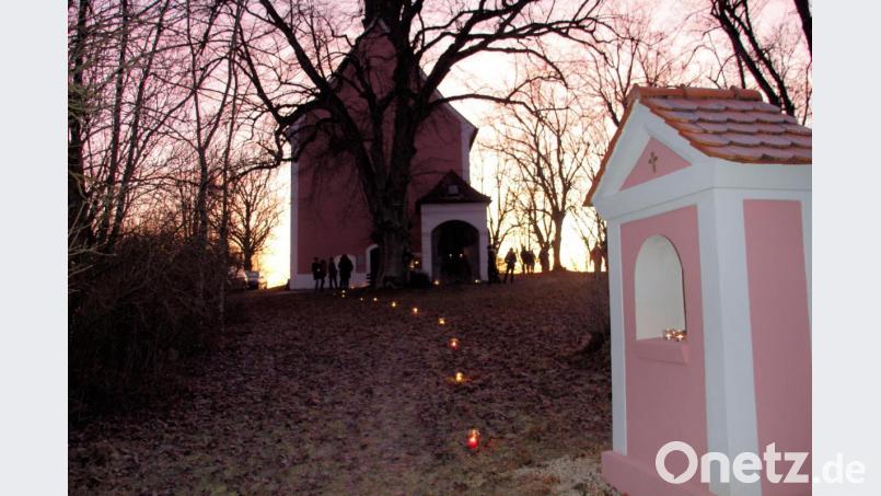 Der Arbeitskreis Liturgie hatte zusammen mit Pfarrer Werner Sulzer und freiwilligen Helfern 230 Kerzen entlang der Kreuzwegstationen aufgestellt. Bild: bjo