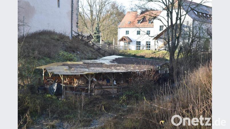 Die provisorischen Unterstände schützen die Gäste der Jugendherberge bei Regen. In nächster Zeit soll das Provisorium von gefälligen Zweckbauten ersetzt werden. Bild: bnr