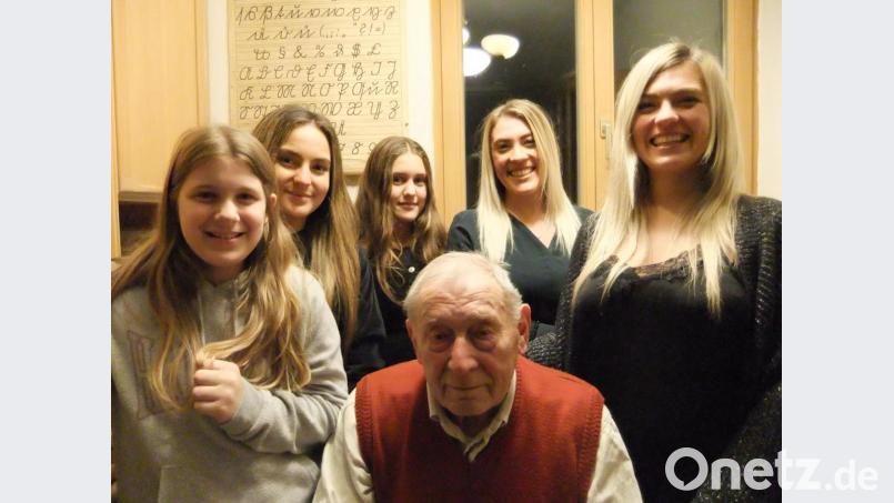 Der Pittersberger Bildhauer Franz Brickl feiert seinen 90. Geburtstag mit fünf Enkelinnen (von links): Franziska, Kathrin, Christina, Carlotta sowie Matilda. Bild: gm