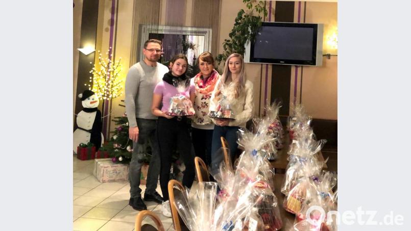 Irina Groz (Zweite von rechts) beschenkt mit ihrer Familie über 40 Senioren in Pflegeeinrichtungen der Region. Bild: prh