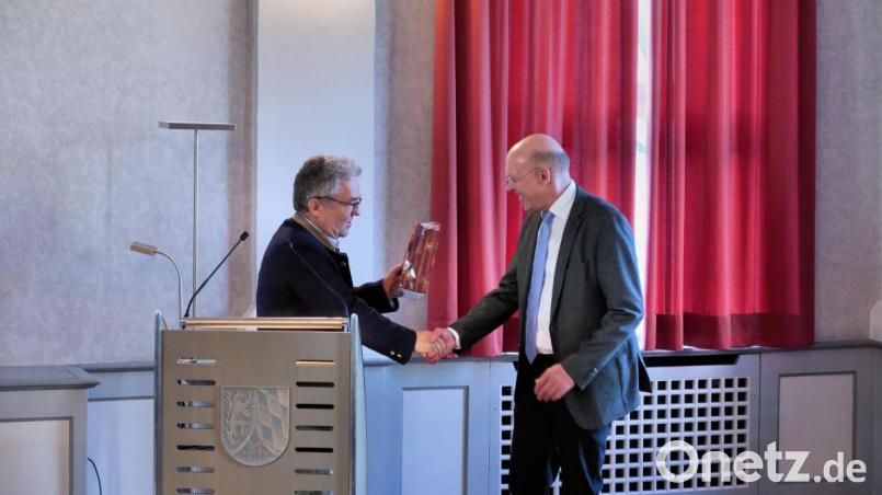 Mit Wiesauer Stollen dankte Bezirksrat Toni Dutz (links) für die umfassende Information. Der Leiter der Bezirkshauptverwaltung, Hermann Krauß (rechts), freute sich sehr. Bild: bsc