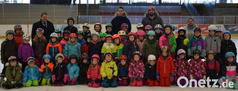Erfolgreich wurde in den Weihnachtsferien ein fünftägiger Schlittschuhkurs in der Mitterteicher Eissporthalle beendet. Das Interesse am Eislaufen ist nach wie vor sehr groß. 50 Kinder machten erste Erfahrungen im Schlittschuhlaufen. Geleitet wurde der Kurs von Stephan Trolda und Armin Köhler (Mitte), den Dank der Stadt überbrachte Zweiter Bürgermeister Stefan Grillmeier (links). Mit im Bild Sachbearbeiterin Astrid Häring (rechts). Bild: jr