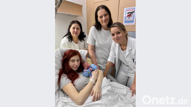 Auch sie bereichern bereits die Geburtenstatistik des Jahres 2020: Bub Alex mit Mutter Natalie Kocerova und den Geburtshelfern. Bild: Karin Wilck