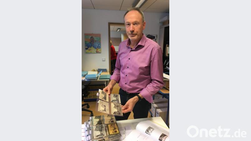 Archivar Josef Fischer mit Originalkarten. Die Sammlung Metschke ist erschlossen und demnächst im Internet einsehbar. Bild: ihl