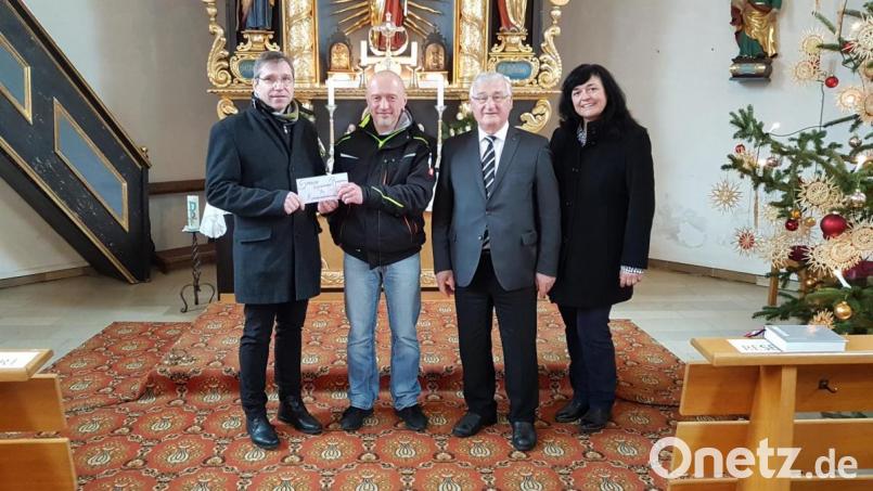 Hans-Josef Völkl (Zweiter von links) übergibt an Bürgermeister Hermann Ach (links) Geld für die Kirchensanierung. Alfred Hierold (Zweiter von rechts) sichert zudem eine private Spende zu. Darüber freut sich auch Mesnerin Monika Schnupfhagn. Bild: gi
