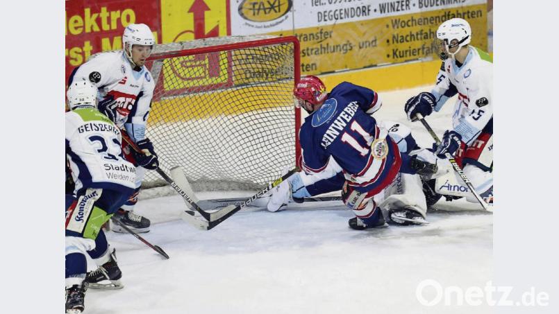 Die Blue Devils zogen am Freitagabend beim Deggendorfer SC klar mit 3:8 den Kürzeren. Hier schießt Curtis Leinweber zum 4:1 ein, vier Weidener haben das Nachsehen. Bild: Roland Rappel