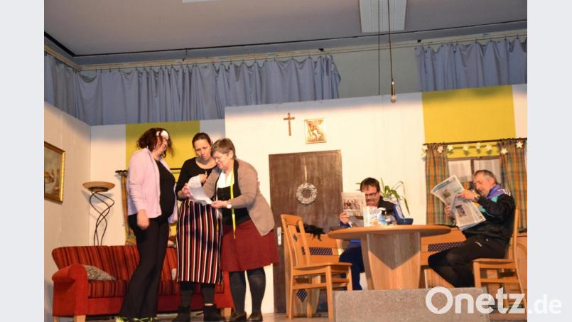 Ganz aufgelöst zeigt Amanda Holzmeier (Christine Schinzel) ihren Freundinnen Franziska und Paula, dass man den Brief vom Jugendfreund Johannes aus Amerika fast nicht mehr lesen kann. Genugtuend sitzen die Verursacher am Tisch. Bild: gi