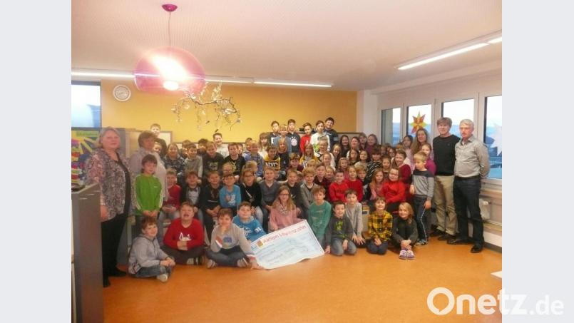 Schüler und Lehrer machen sich zusammen mit Zahnarzt Stefan Gollwitzer (rechts) für gesunde Zähne stark. Als Lohn gab es schon mal einen Scheck. Bild: amö