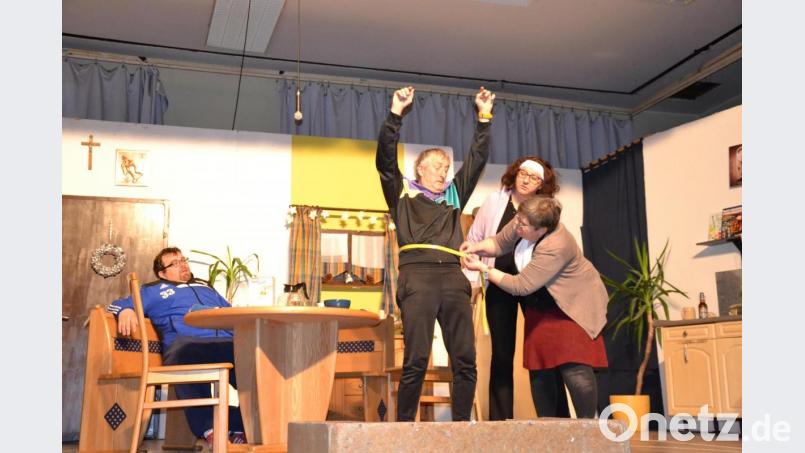 Zur Diät und Training werden die Männer wegen des Klassentreffens angehalten. Amanda (Christine Schinzel) misst den Bauchumfang ihres Mannes Franz-Josef (Franz Bulenda) ob er durch das Training schon kleiner geworden ist. Bild: gi