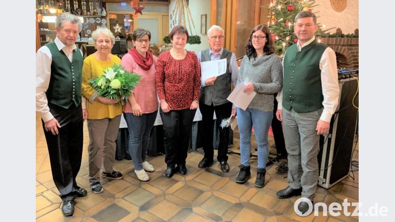 Die Urlauberjubilare freuen sich über die Geschenke von Bürgermeister Rainer Rewitzer, Touristikbeauftragten Johann Walbrunn, Tourismusbüroleierin Maria Herrmann-Preßl und Juniorchefin Katrin Hartwig vom Hotel „Regina“. Bild: tu