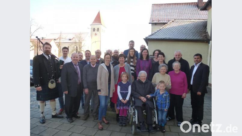 Mit 90 trotz Rollstuhl noch wohlauf: Edith Witt im Kreis ihrer Angehörigen und Geschwister darf sich auf den dritten Urenkel freuen. Bild: bk