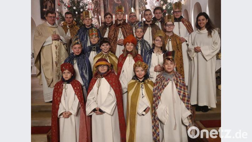 Die Sternsinger nach der Aussendung am Neujahrstag mit Stadtpfarrer Bernd Philipp und Gemeindeassistentin Laura Amann. Bild: fpoz