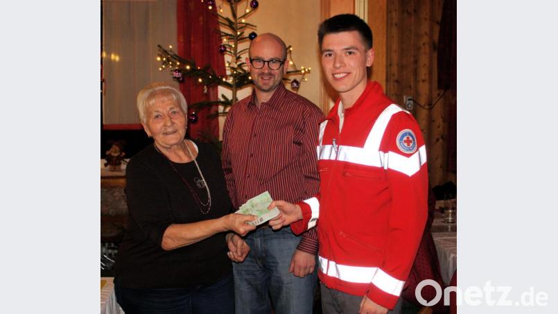 Elfriede Multerer (von links) und Denis Koller überreichen 500 Euro an Samuel Fritz von den Helfern vor Ort. Bild: bjo