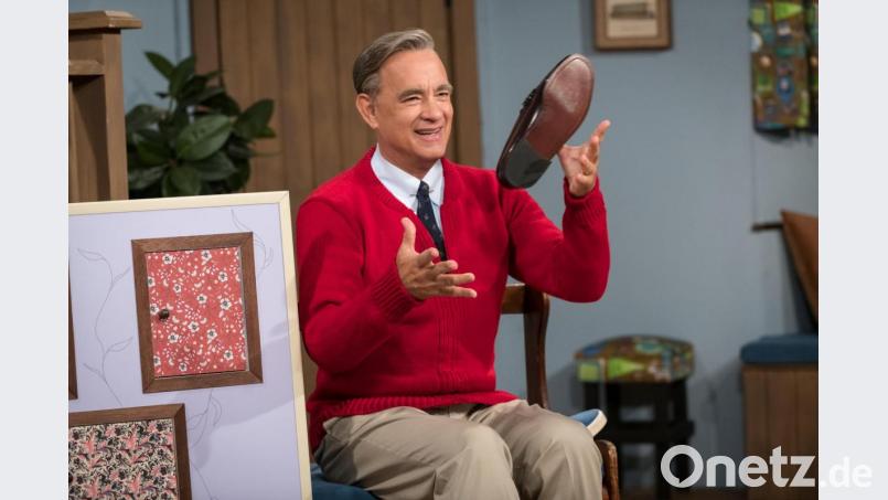 Hierzulande ist Fred Rogers nicht sehr bekannt, in Amerika war er ein Kinder-Fernsehstar. Im Biopic „Der wunderbare Mr. Rogers“ wird er von Oscar-Preisträger Tom Hanks gespielt. Bild: 2019 Sony Pictures Entertainment
