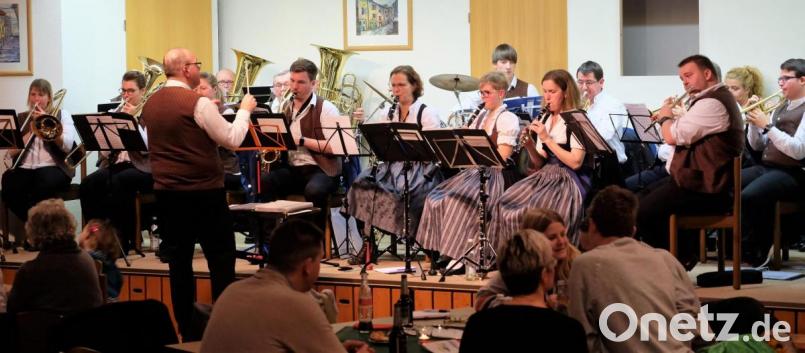 Mit Schwung und Musik ins neue Jahr begleiten die Musiker der Blaskapelle die vielen Menschen in und nach dem Neujahrsgottesdienst. Bild: wlr