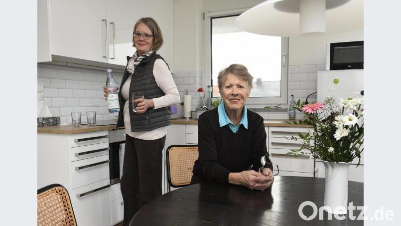 Karin Haberecht (sitzend) lebt im betreuten Wohnen im Seniorendienstleistungszentrum am Haager Weg. Links Tochter Bettina Begemann. Bild: Petra Hartl