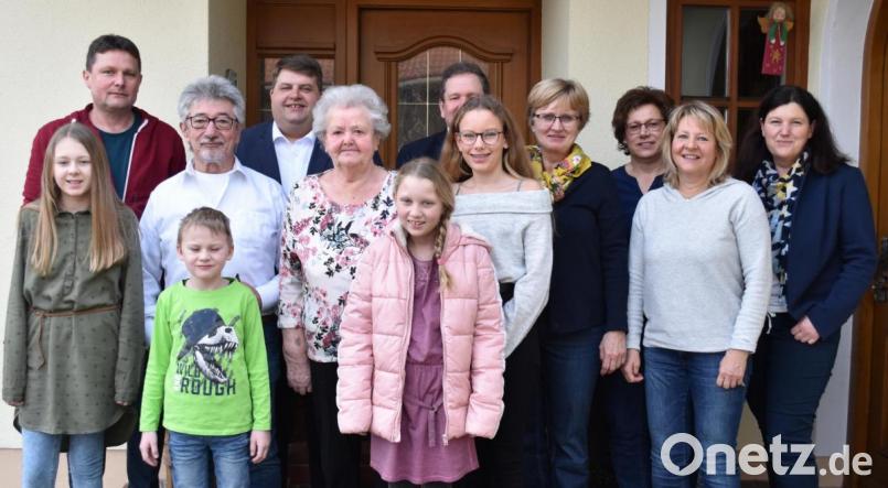 Hilde Krieger (Sechste von links) freut sich an ihrem runden Geburtstag über die Glückwünsche ihrer Angehörigen, der Abordnungen des Katholischen Frauenbunds und des Gartenbauvereins Illschwang, von Bürgermeister Dieter Dehling (Fünfter von links) und Pfarrer Konrad Willi (Achter von links, leicht verdeckt). Bild: no