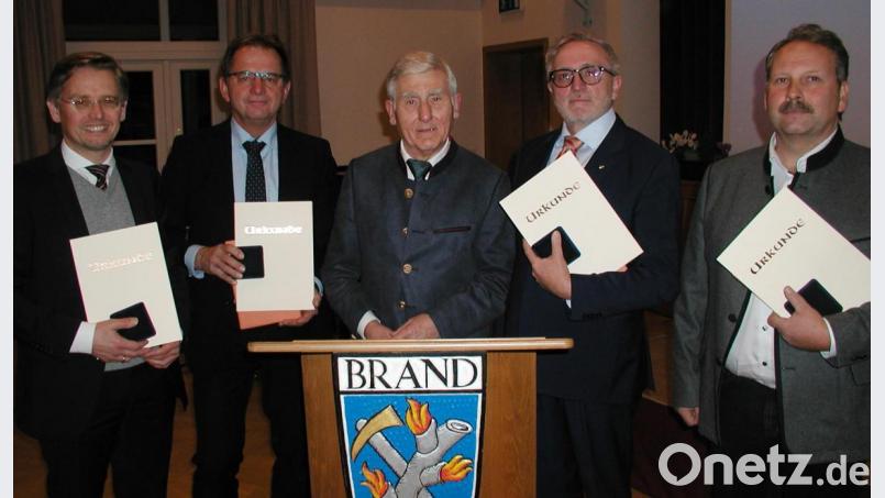 Für langjährige Tätigkeit im Gemeinderat erhielten Tobias Reiß (links) und Christian Drehobel (Zweiter von rechts) die Bürgermedaille. Wolfgang Doleschal (Zweiter von links) und Bernhard Schindler (rechts) erhielten aus der Hand von Bürgermeister Ludwig König (Mitte) die Max-Reger-Medaille Bild: ld