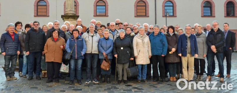 Über 50 Mitglieder aus Siedlervereinen im Landkreis Tirschenreuth waren der Einladung von Toni Dutz (vorne, Dritter von rechts) gefolgt und informierten sich bei einem Besuch in Regensburg über die Arbeit des Bezirks Oberpfalz. Benedikt Schreiner, Leiter der Sozialverwaltung, und Hermann Krauß, Leiter der Bezirkshauptverwaltung, (hinten von rechts) stellten die Arbeit und Aufgaben ausführlich vor. Der Vorsitzende des Verbands Wohneigentum Kreisverband Tirschenreuth, Otmar Zeitler, (Neunter von links) dankte besonders Bezirksrat Toni Dutz, der die Fahrt ermöglich hatte. Bild: bsc