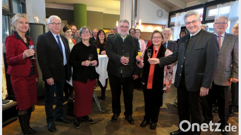 &quot;Gastgeberin&quot; Gisela Westiner (Dritte von links) hieß zum Neujahrsempfang Vertreter von Stadt, Kirchen, Politik und Vereinen willkommen und erhob mit ihnen das Glas. Bild: Hirsch