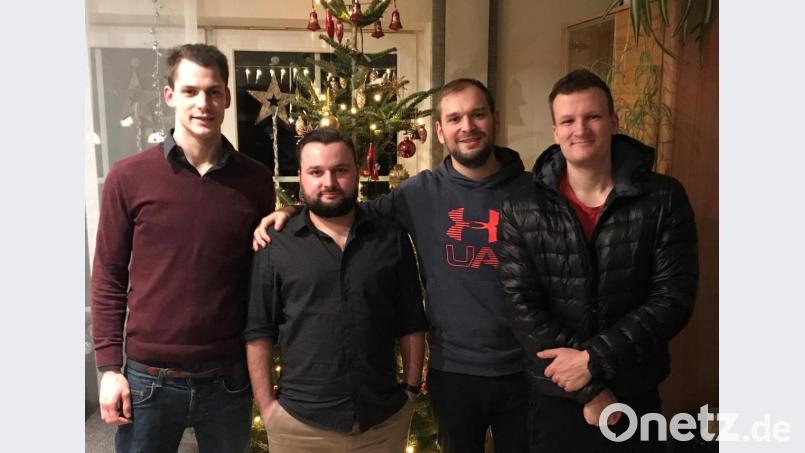 Sie stehen an der Spitze der Jungen Liberalen Amberg-Sulzbach (von links): Fabian Bischof, Markus Hochholdinger und Sebastian Bader. Bezirksvorsitzender Sascha Renner (rechts) gratuliert zur Wahl. Bild: Jens Rohn