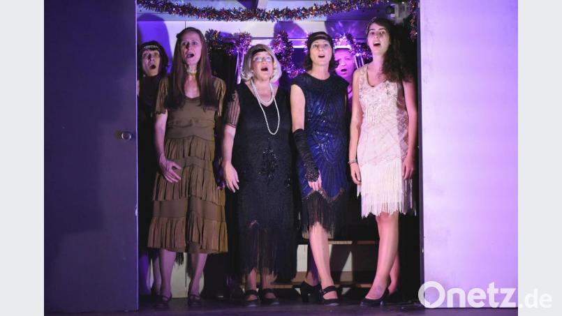 Mitreißender Gesang aus den Kulissen: Viele Theaterfans werden erstmals beim Erfolgsmusical „Cabaret“ in der Vohenstraußer Stadthalle auf den neuen Landestheater-Chor „RegionaLTOn“ aufmerksam. Bild: Tobias Schwarzmeier