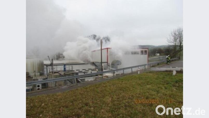 Aus der Firmenhalle von Lorenz Bahlsen in Neunburg vorm Wald dringt dichter Rauch. Bild: Polizei Neunburg vorm Wald