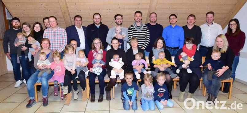 Für die 16 im Jahr 2019 geborenen Mädchen und Buben wartet die Gemeinde Illschwang mit Begrüßungsgeschenken auf. Mit im Bild (stehend, Achter von links) Erster Bürgermeister Dieter Dehling, (stehend, Vierter von rechts) Zweiter Bürgermeister Benjamin Hiltl, (stehend, Zweiter von rechts) Jugendbeauftragter Henner Wasmuth und (stehend rechts) die Sprecherin der Krabbelgruppe, Ramona Dehling Bild: no