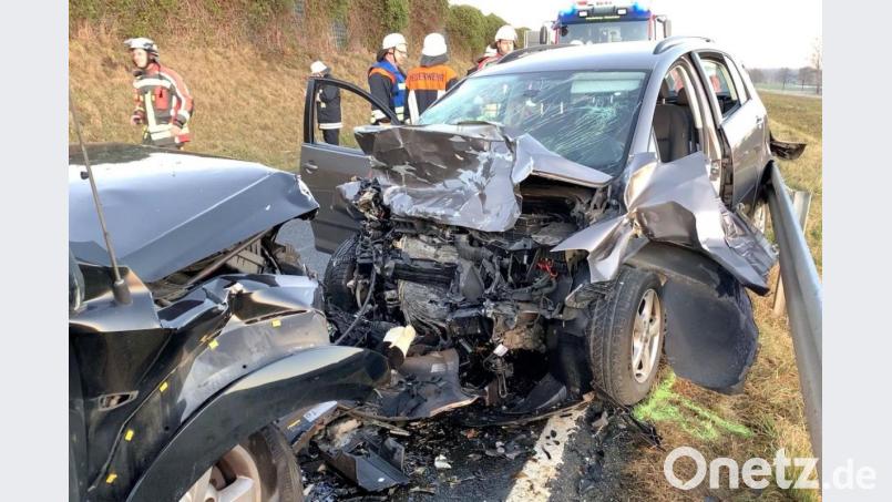 Die vier Insassen mussten aus den total zerstörten Wagen befreit werden. Bild: dmra