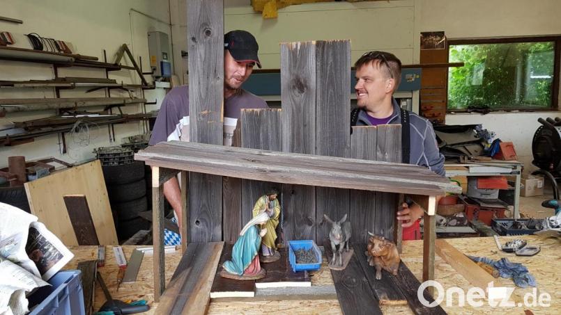 Markus (links) und Martin Weiß haben Spaß beim Stallbau. Bild: mma