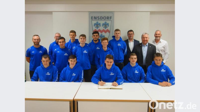 Bürgermeister Markus Dollacker (stehend Zweiter von rechts) würdigte die Leistungen der A-Junioren der DJK mit einem Empfang im Rathaus. Bild: tra